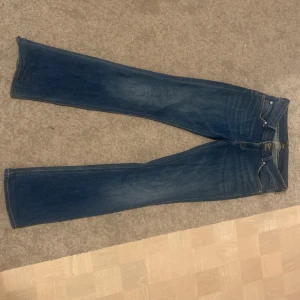 Fina lågmidgade utsvängda jeans  - Säljer ett par fina jeans eftersom dem för för långa. Jeansen har väldigt bra kvalitet med inga defekter. Vet ej vilken storlek då det ej står men skulle gissa på s/xs. På den sista bilden ser du hur jeansen ser ut på fast uppdragna vid låren💝