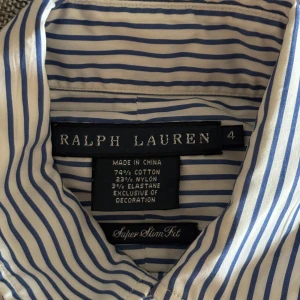 Ralph lauren skjorta - Säljer en Ralph Lauren skjorta i Storlek S och passform slim fit. Skjortan är i nyskick och passar fint på dig som är runt 175-180 Nypris ca 1200kr