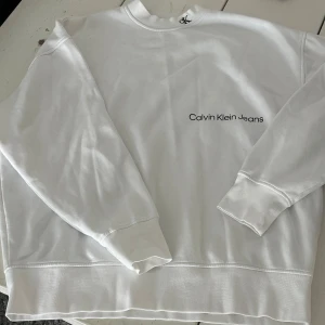 Calvin klein tröja - Storlek medium men kan vara lite stor i storleken. Nästan helt oanvänd 