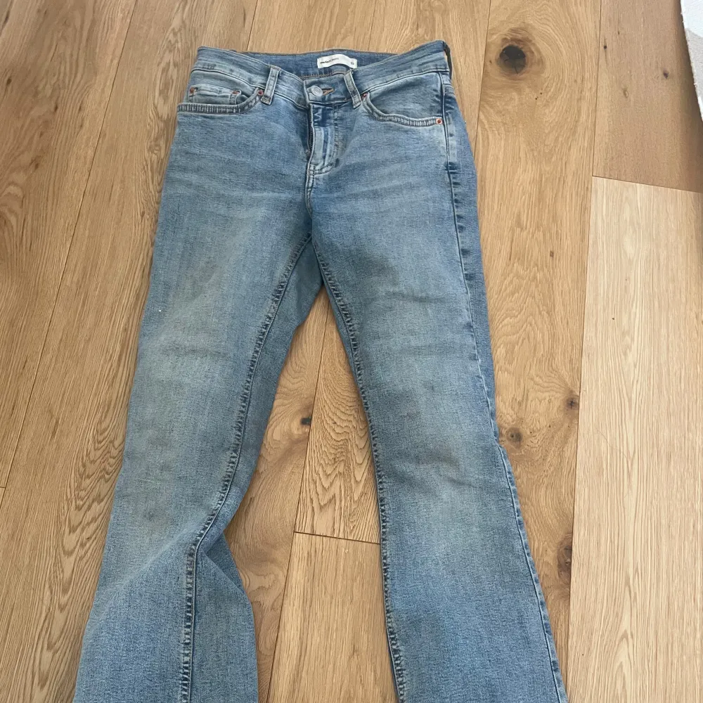 Använd sparsamt! I storlek 32 säljer då de är lite för stora för mig🫶 pris kan diskuteras 🫶🫶 köptes för 500kr🫶🫶. Jeans & Byxor.