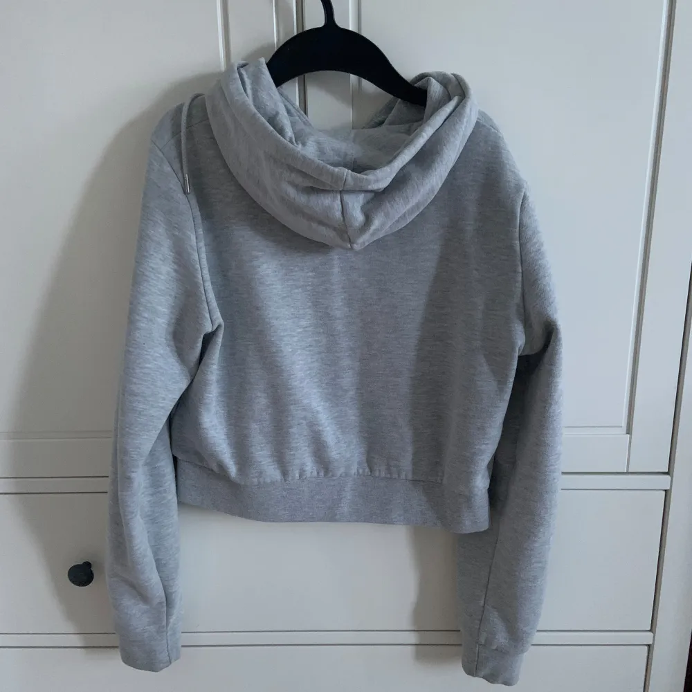 Cropped hoddie, mjuk, ljusgrå  Vet ej märket . Hoodies.