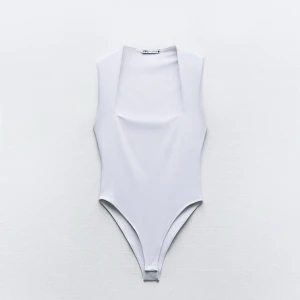 Zara body - Säljer denna superfina bodyn från zara då den aldrig har kommit till användning, den är i nyskick då den är helt oanvänd🤍