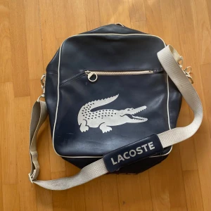 Lacoste väska - En fin blå Lacoste väska 