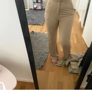 Kostym byxor i beige - Jätte fina kostymbyxor som nästan aldrig använts, på grund av att jag har gått upp i vikt så sitter de lite tajta men annars är de jätte fina och i nyskick 💖