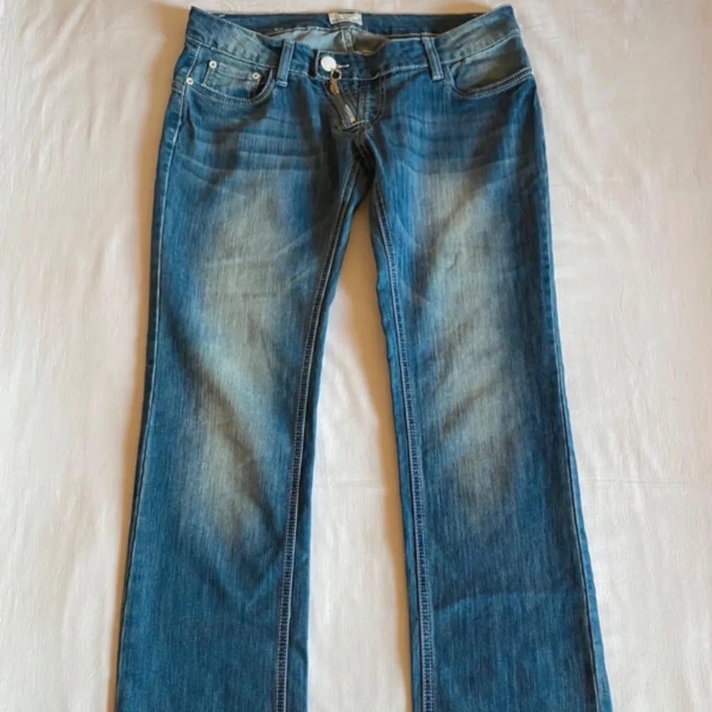 Jätte fina lågmidjade jeans med snygg dragkedja! På lappen står det att de är i storlek XL men skulle mer säga att de är M/L. Köpta second hand men är i väldigt fint skick! Säljer då de tyvärr inte passade mig🫶🏻. Jeans & Byxor.