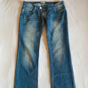 Jätte fina lågmidjade jeans med snygg dragkedja! På lappen står det att de är i storlek XL men skulle mer säga att de är M/L. Köpta second hand men är i väldigt fint skick förutom att knappen är lite lös! Säljer då de tyvärr inte passade mig🫶🏻