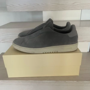 Axel arigato skor - Säljer mina gråa arigatos då jag ej använder de. Endast använda två gånger. Inga skavanker eller nått smuts. 