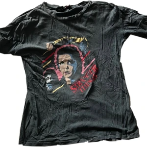 Stranger things t shirt - Super cool stranger things t shirt! Lite rynkig men försvinner not om man tvättar den igen 👍 Inte använd på länge