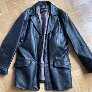 Cool skinnjacka!! - Köpt för några år sedan secondhand men kom aldrig till användning!! Tror den är storlek L