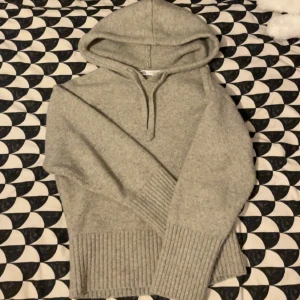 Stickad hoodie Zara - Säljer denna populära stickade hoodien från zara då den inte kommit så mycket till användning, fint skick. 💕