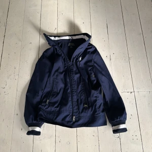 Ralph lauren jacka - En riktigt najs Ralph lauren skjorta som är för liten för mig nu. Jätte bra skick, inga skador. Skriv om ni vill ha frågor.🤝