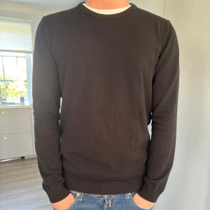 Stickad tröja - Storlek M i herr, sitter som storlek S, nyskick, svart fin stickad tröja som sitter bra mot kroppen, hör gärna av dig vid frågor! 
