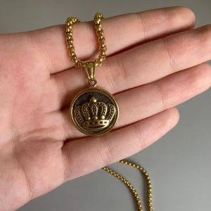 Kungakrona Halsband - Stl: 60 cm Pris: 100kr Skick 9/10, använt få gånger och bra kvalitet Halsbandet är gjort av mässing 