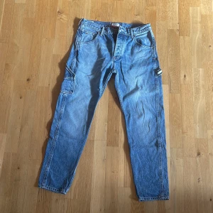Jeans från TH - Tapered carpenter jeans från Tommy Jeans Strl. 31/32 Köpta i USA och är i gott skick