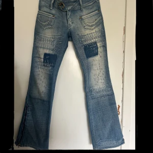 Unika jeans - Skriv för flera bilder  Midjemått tvärs över: 40 cm Innerbenslängd: 75 cm