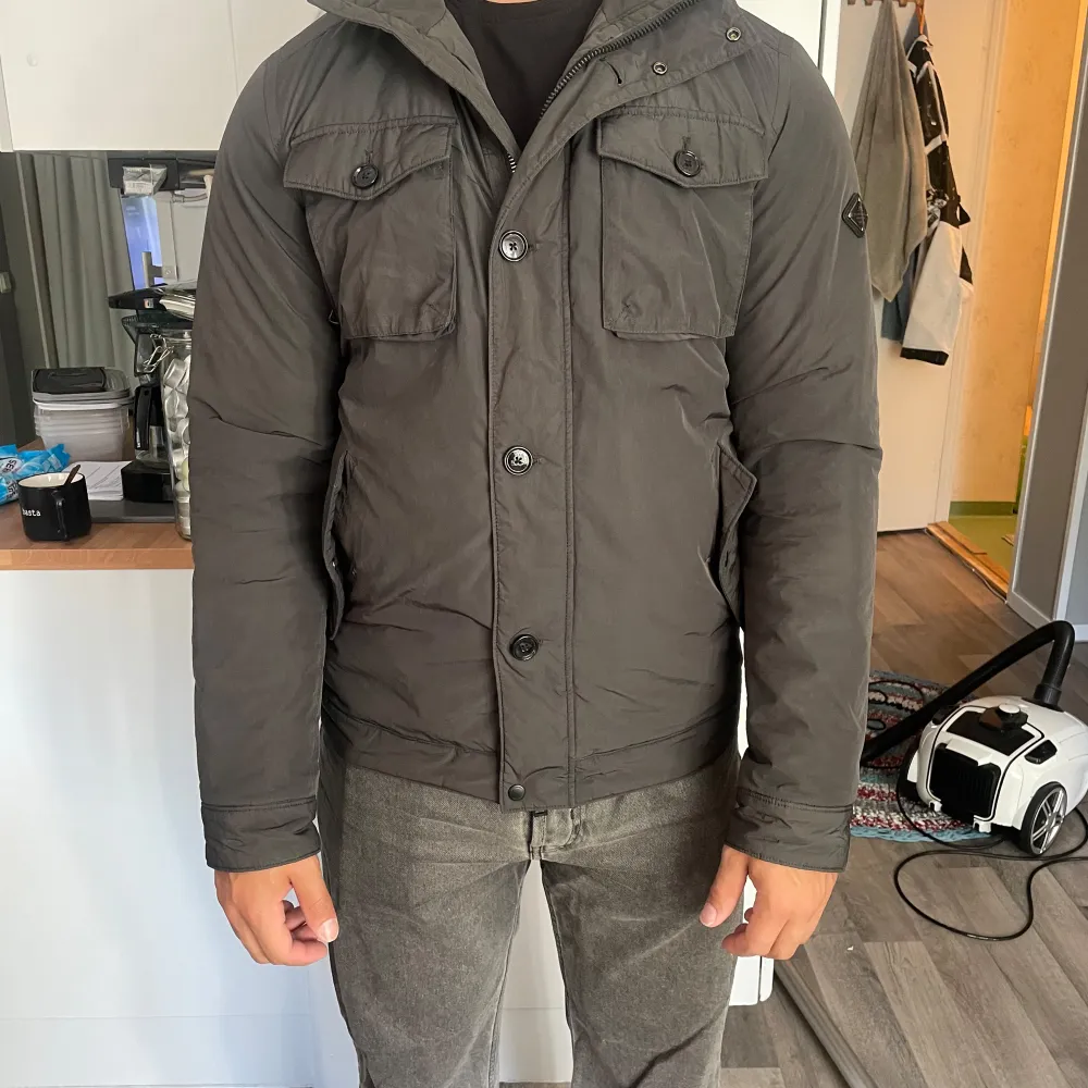 Riktigt fet J. Lindeberg fieldjacket i storlek L men passar M, den har en liten defekt på nedre fickorna då dom inte går att stänga annars är den helt felfri och inget som syns. Tveka inte på att höra av dig!. Takit.