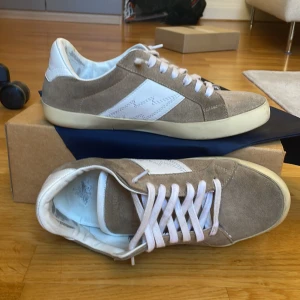 Ett par skit snygga Zadig&Voltaire skor  - (Pris kan diskuteras) Snygga Zadig&Voltaire skor i färgen beige lite smutsiga som du kan se på bilderna, till kommer skokartongen, skopåse som aldrig används och original snörena som aldrig används  (vitta snörena tillkommer)