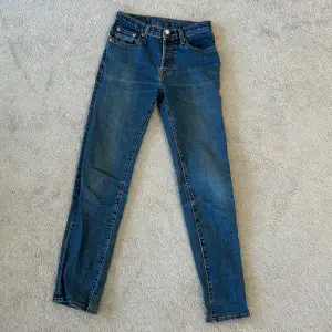 Här är ett par Levis 501 i storlek 164. Helt okej skick bara att tagen är lite sönder. Är öppen för frågor och prisförslag.