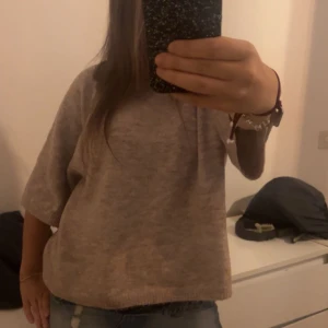 kortärmad stickad tröja  - bra skick knappt andvänd 