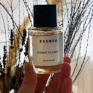 Fin parfym (EDP) från ESSNCE 50ml. Säljer pga passande inte mig, testad ca 4-5 ggr. Doften är inspirerad av Flower Bomb från Victor@Rolf’s 🌸  Inköpt för ca 6 mån sedan💫