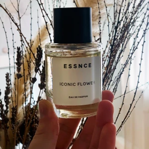 Iconic Flower @ ESSNCE - Fin parfym (EDP) från ESSNCE 50ml. Säljer pga passande inte mig, testad ca 4-5 ggr. Doften är inspirerad av Flower Bomb från Victor@Rolf’s 🌸  Inköpt för ca 6 mån sedan💫
