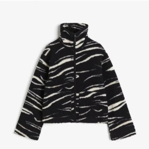 Zebra teddyjacka - Säljer denna trendiga jacka men hade också kunnat tänka mig att byta den med någon som har en beige i storleken M. TRYCK INTE KÖP DIREKT