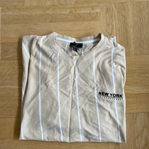 New Look T-shirt - New Look T-shirt i bra skick. Storlek S. Bara höra av sig för fler bilder eller frågor😎