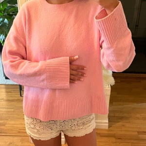 Stickad Tröja  - Jättefin rosa stickad tröja från &OtherStories. Den är i storlek M och sitter perfekt på mig som brukar ja S. Säljer den pågrund av att den inte kommer till användning. Köptes för 500kr 