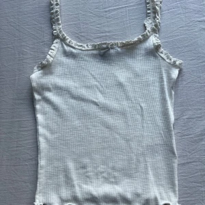 Vitt linne - Vitt oanvänt linne från h&m. Fina kanter på linnet och en liten rosett längst fram. Helt oanvänt med lappen kvar. Nypris: 99 kr💕