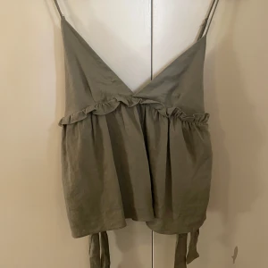 Zara topp - Helt ny grön topp från zara som inte passade. Lappen sitter fortfarande kvar💕