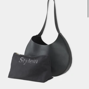 Stylein väska - Säljer min väska från Stylein i modellen Yardly. Knappt använd så i väldigt bra skick. Nypris 2000kr men säljer för 1200kr!☺️