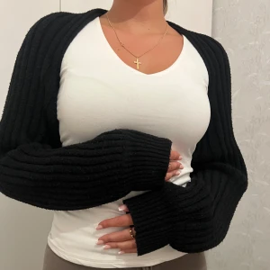 Bolero - Superfin bolero i som är stickad, croppad oxh svart. Perfekt nu till hösten över en klänning eller topp🍁🖤