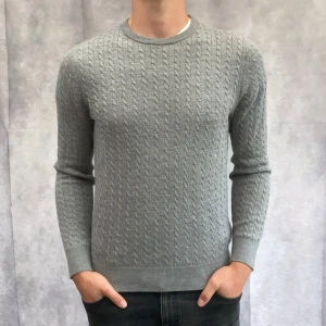 Grå stickad tröja från Riley - Säljer en stilren och bekväm grå stickad tröja från Riley. Den är i storlek S.  Perfekt för både höst och vinter, med långa ärmar och en normal passform. Tröjan är gjord av fin merinoull.