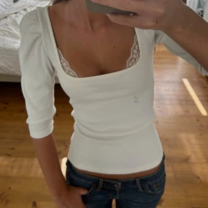 Vit topp - Så söt topp med puffärmar och trekvartärm💖obs fläcken är på spegeln inte tröjan