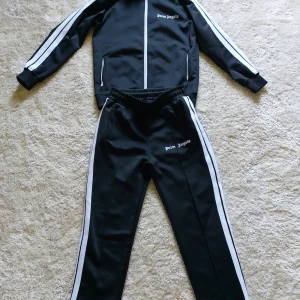 Palm Angles - Hej säljer detta Palm Angels kit då jag aldrig använder det. Ni kan såklart bara köpa byxorna eller koftan om ni vill.