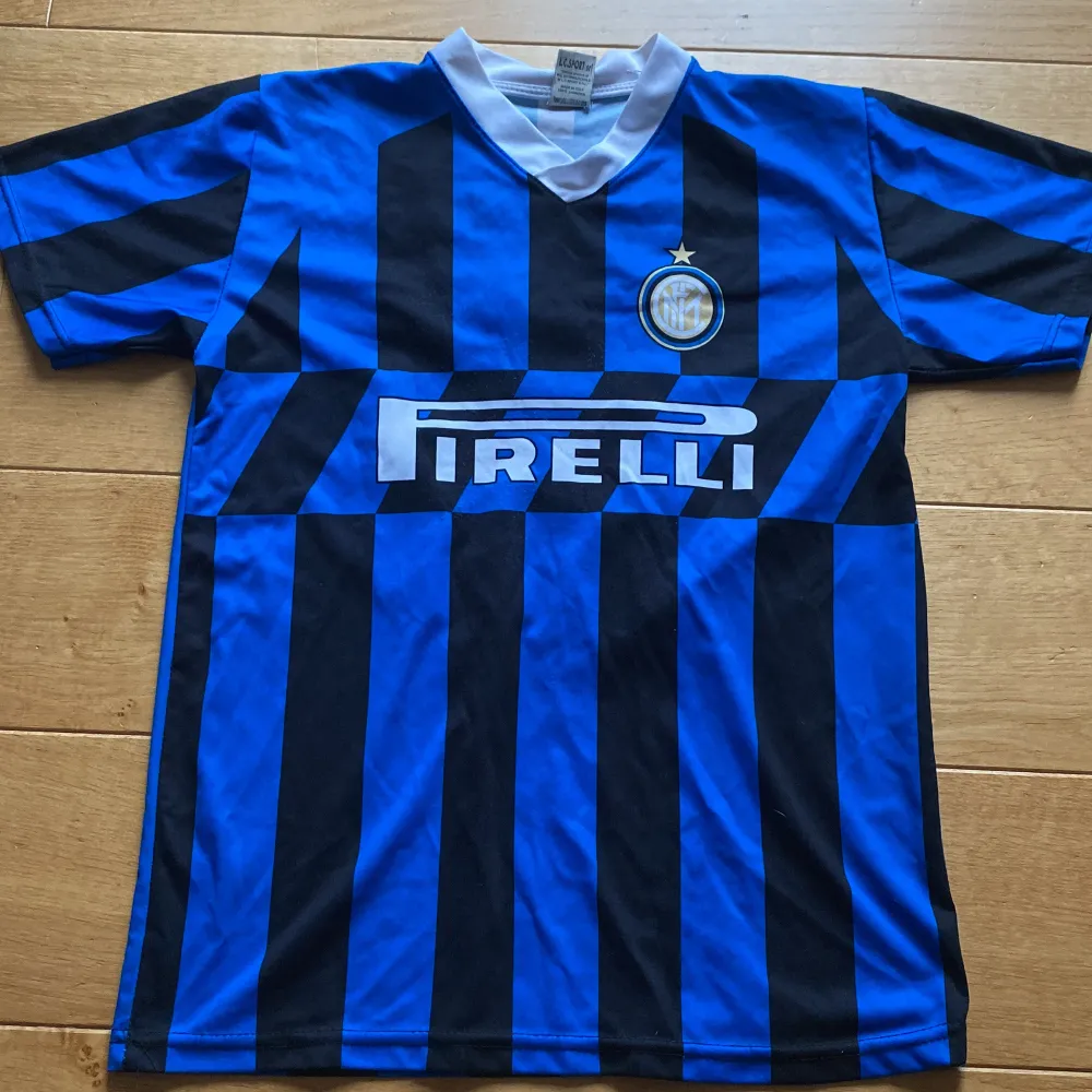 En Inter tröja med Lautaro på ryggen i st XS. Backsidan av tröjan har blivit lite knottrig men övrigt en fin tröja med bra skick!. Sportswear.