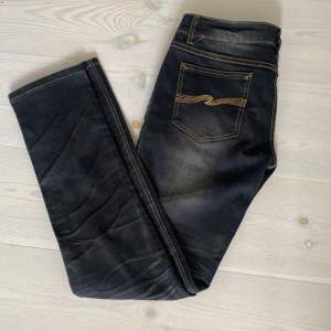 Säljer dessa Nudie Jeans då de tyvärr är för små. De är i en riktigt fet tvätt och 10/10 skick! Storlek 32/32. Passform slim👍 Skriv för frågor eller prisförslag!