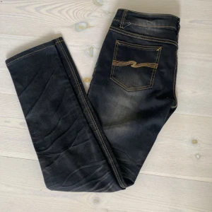 Nudie Jeans - Säljer dessa Nudie Jeans då de tyvärr är för små. De är i en riktigt fet tvätt och 10/10 skick! Storlek 32/32. Passform slim👍 Skriv för frågor eller prisförslag!