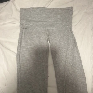 Säljer ljusgrå yoga pants ifrån ginatricot. Jag älskar dessa men de är för korta för mig. Bra skick men ett pyttelitet hål nedanför rumpan på byxorna men hålet syns inte när man har på sig dem. Storlek 152 - Jättesköna och storlek 152  