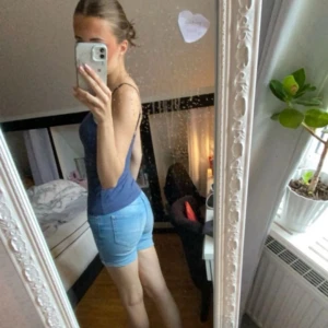 Ljusblåa shorts  - Har används mycket men inga tecken av det. Supersköna! Storlek XXS-XS och 152. Men passar på mig som är XS/170.