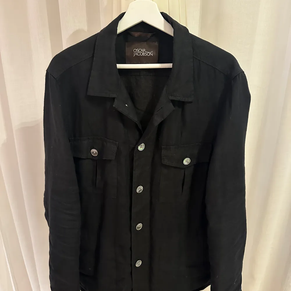 Säljer denna overshirt från Oscar jacobson i ett väldigt bra skick. Perfekt nu för hösten! Köpt i butik och nypris går för ca 3500. Hör av dig vid minsta fundering😊. Jackor.