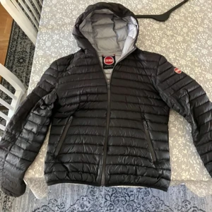 Colmar jacka - Tja, jag säljer nu min snygga och trendiga Colmar jacka i storlek 46/S. Den är i ett bra skick med några små defekter som inte märks av. Ny pris runt 2500 mitt pris 799. Hör av er vid frågor.