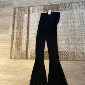 Byxor  - Svarta byxor med vida ben 