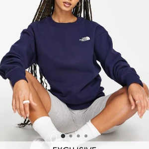 Marinblå sweatshirt från The North Face - Supersnygg marinblå sweatshirt från the north face i storlek xs. Har inga tecken på användning, nypris 470kr. 