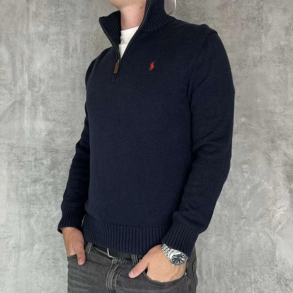 Ralph Lauren Half Zip  - Pris: 649kr - Modell: 180cm 70kg - Bra skick utan defekter - Storlek: M - Original förpackning tillkommer inte . Stickat.