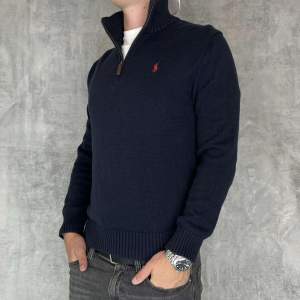 Ralph Lauren Half Zip  - Pris: 649kr - Modell: 180cm 70kg - Bra skick utan defekter - Storlek: M - Original förpackning tillkommer inte 