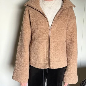 Teddyjacka  - Teddy jacka i fint skick, finns en minifläck vid dragkedjan  som nästan inte syns men vill ändå nämna det( se bild) 