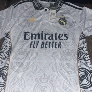 Real Madrid tröja  - Helt ny och oandvänd real Madrid tröja. Storlek M och kommer med påsen och taggen