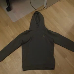Lyle and scott hoodie - 14-15 storlek men sitter som xs/s. 10/10 skick knappt använd. Jag säljer då den aldrig kommer till användning