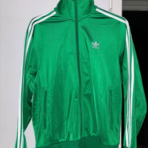 Grön Adidas Dress/Suit  - Skick-9/10 Ordenarie pris-1600kr